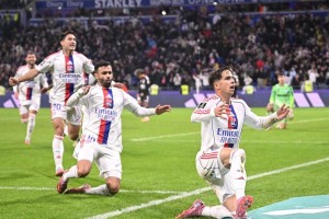 20岁葡萄牙新星世界波助里昂逆转斯特拉斯堡，终结2连败并升至法甲第4